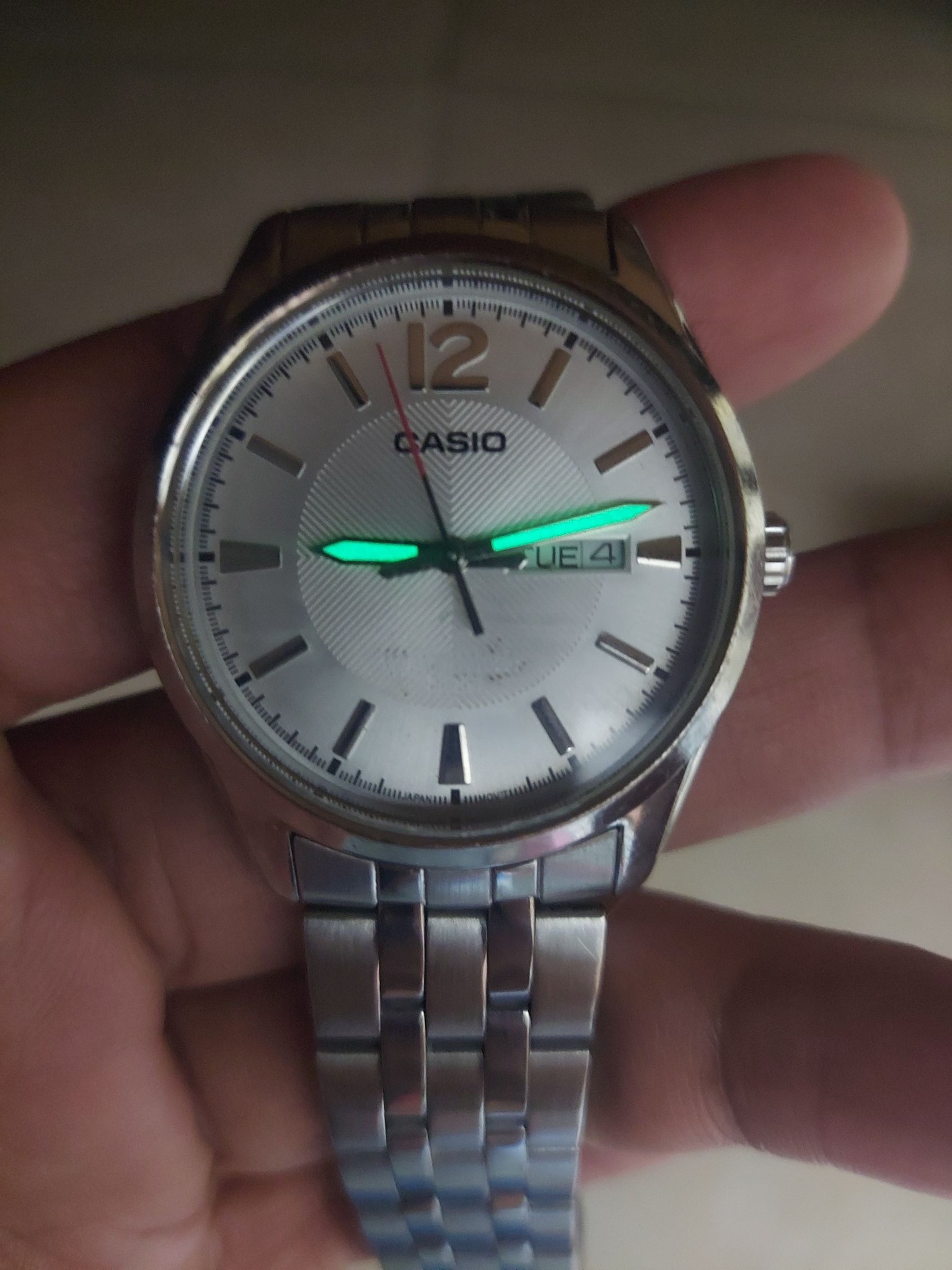 montre casio homme mtp 1335d 7avdf bracelet gris en acier inoxydable cadran blanc 12 mois de garantie