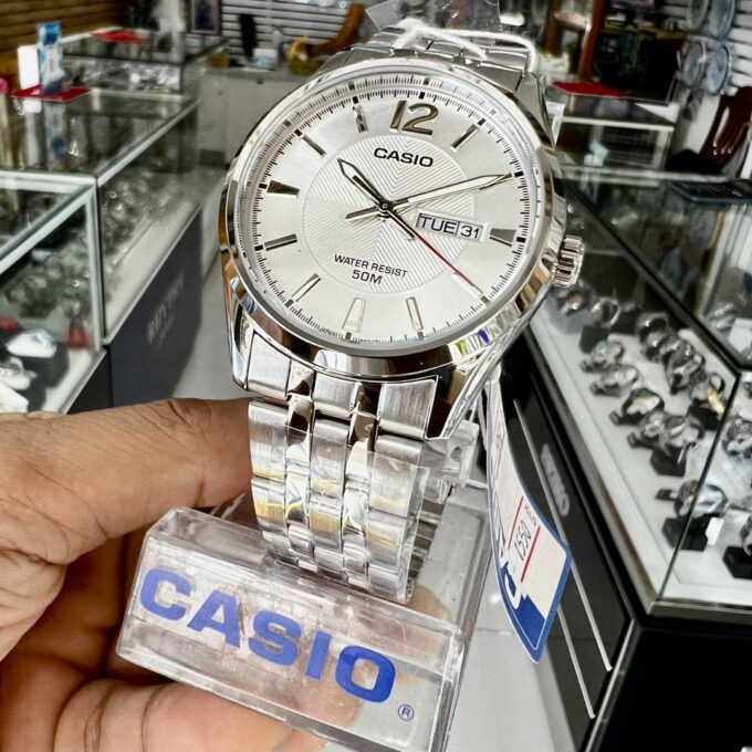 Montre Casio Homme - MTP-1335D-7AVDF - Bracelet Gris En Acier Inoxydable - Cadran Blanc - 12 Mois De Garantie