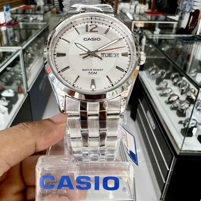 Montre Casio Homme - MTP-1335D-7AVDF - Bracelet Gris En Acier Inoxydable - Cadran Blanc - 12 Mois De Garantie