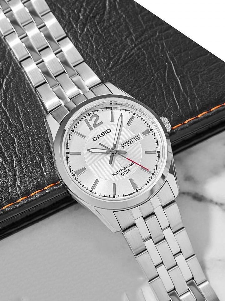 montre casio homme mtp 1335d 7avdf bracelet gris en acier inoxydable cadran blanc 12 mois de garantie