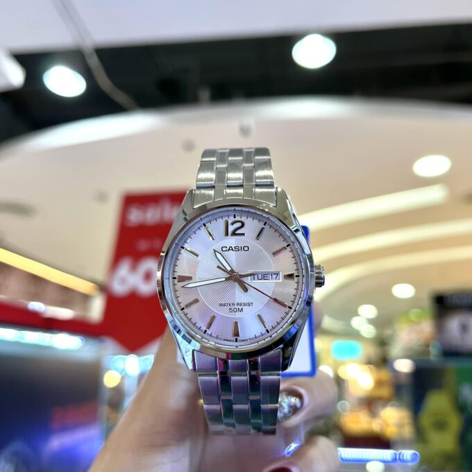 Montre Casio Homme - MTP-1335D-7AVDF - Bracelet Gris En Acier Inoxydable - Cadran Blanc - 12 Mois De Garantie