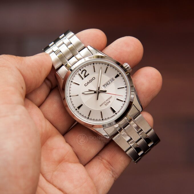 Montre Casio Homme - MTP-1335D-7AVDF - Bracelet Gris En Acier Inoxydable - Cadran Blanc - 12 Mois De Garantie