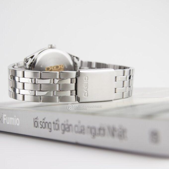 Montre Casio Homme - MTP-1335D-7AVDF - Bracelet Gris En Acier Inoxydable - Cadran Blanc - 12 Mois De Garantie