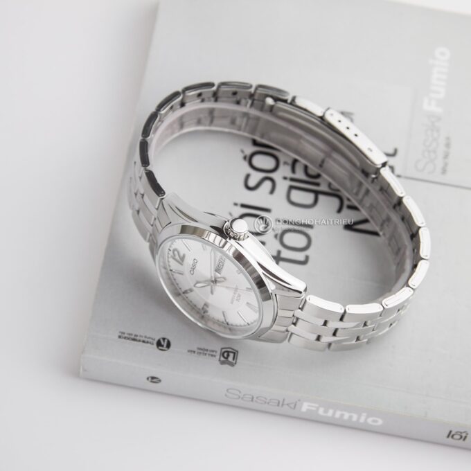 Montre Casio Homme - MTP-1335D-7AVDF - Bracelet Gris En Acier Inoxydable - Cadran Blanc - 12 Mois De Garantie