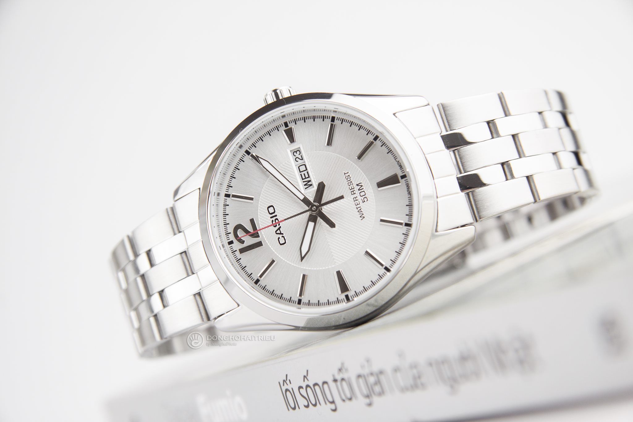 montre casio homme mtp 1335d 7avdf bracelet gris en acier inoxydable cadran blanc 12 mois de garantie