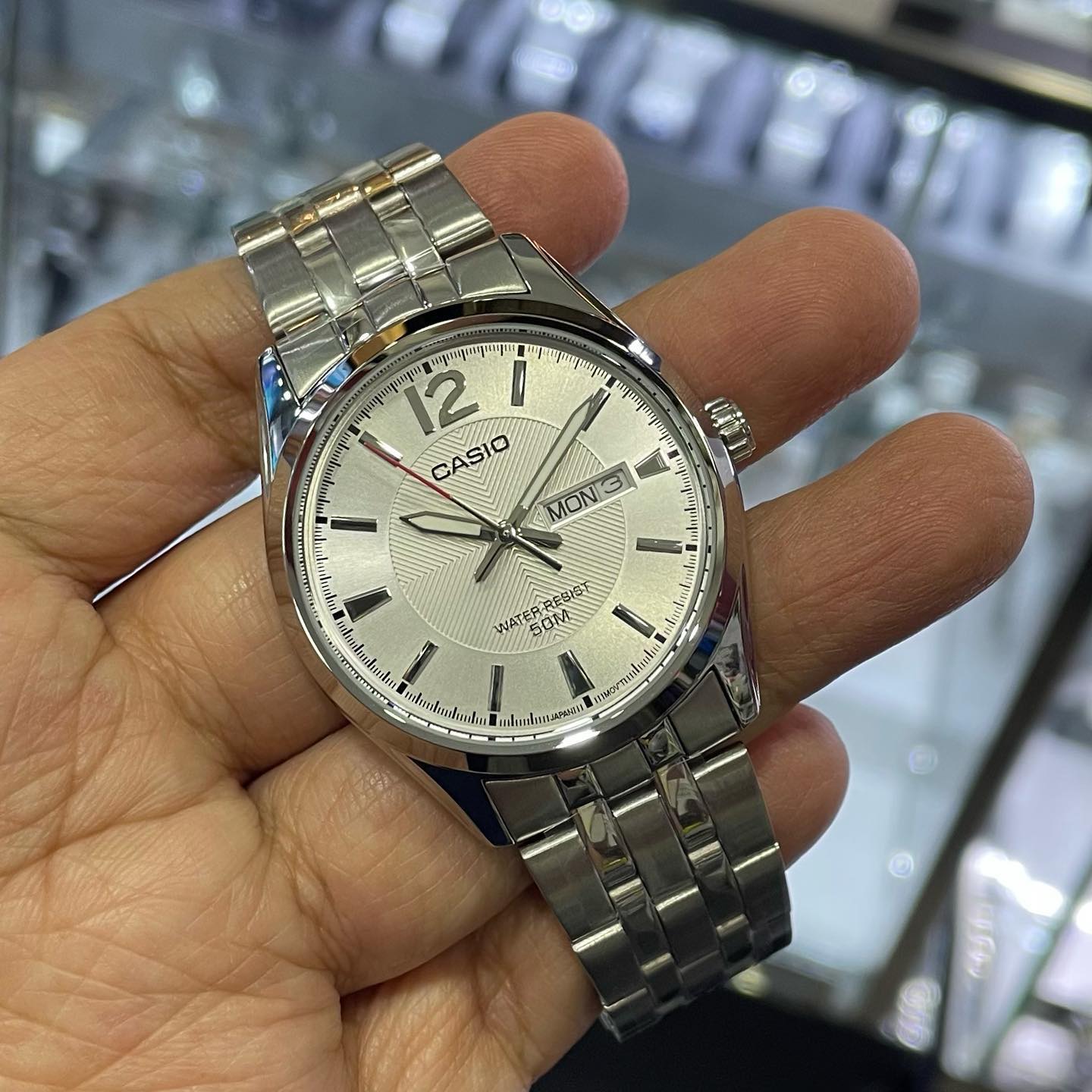 montre casio homme mtp 1335d 7avdf bracelet gris en acier inoxydable cadran blanc 12 mois de garantie