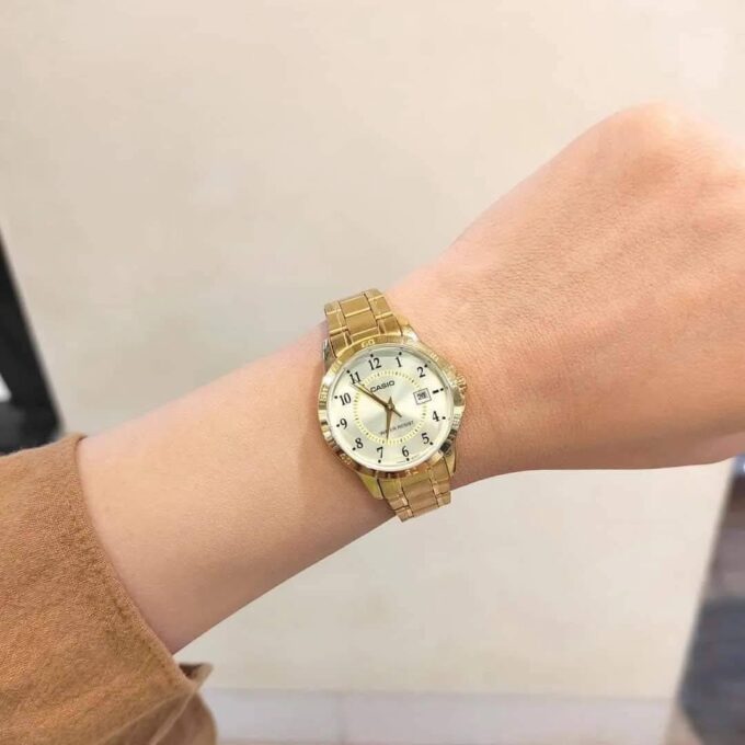 Montre Casio Femme - Bracelet Dorée En Acier Inoxydable - Cadran Jaune - 12 Mois De Garantie - Ltp-V004G-9Budf