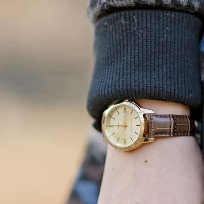 Montre Casio Femme - LTP-V004GL-9AUDF - Bracelet Marron En Cuir Véritable - Affichage analogique - Résistante À L'Eau - 12 Mois De Garantie