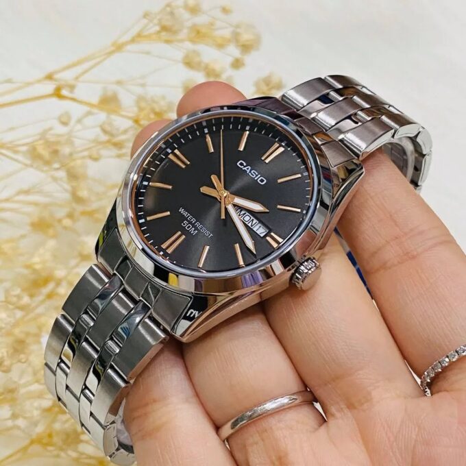 Montre Casio Homme - Bracelet Gris En Acier Inoxydable - Résistante À L'Eau - 12 Mois De Garantie - Mtp-1335D-1A2Vdf