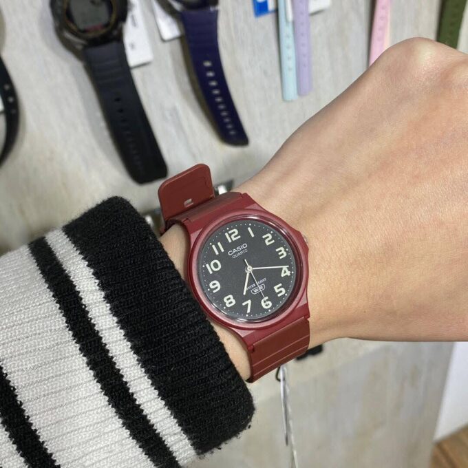 Montre Jeunesse Casio - MQ-24UC-4BDF - Bracelet en Résine Rouge bordeaux - Affichage analogique - Résistant à l'eau