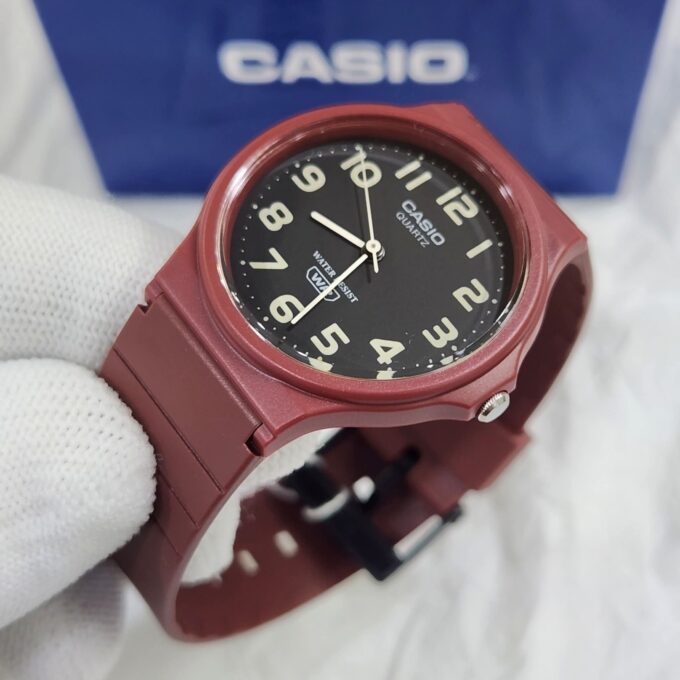 Montre Jeunesse Casio - MQ-24UC-4BDF - Bracelet en Résine Rouge bordeaux - Affichage analogique - Résistant à l'eau