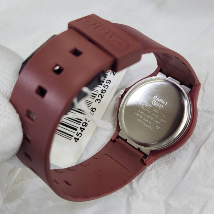 Montre Jeunesse Casio - MQ-24UC-4BDF - Bracelet en Résine Rouge bordeaux - Affichage analogique - Résistant à l'eau