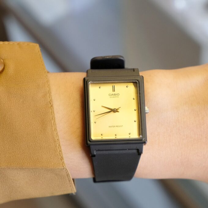 Montre Casio Unisexe - Bracelet Noir En Resine -Boitier En Resine - Résistante À L'Eau - 12 Mois De Garantie - Mq-38-9Adf