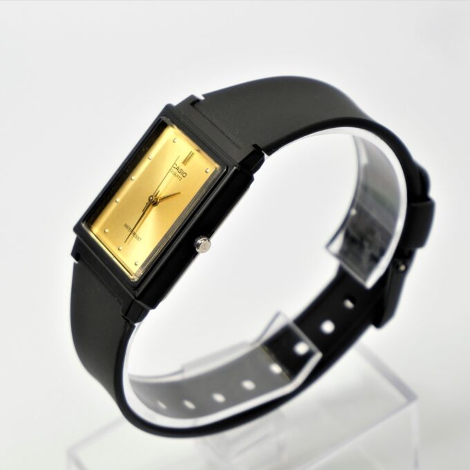 Montre Casio Unisexe - Bracelet Noir En Resine -Boitier En Resine - Résistante À L'Eau - 12 Mois De Garantie - Mq-38-9Adf