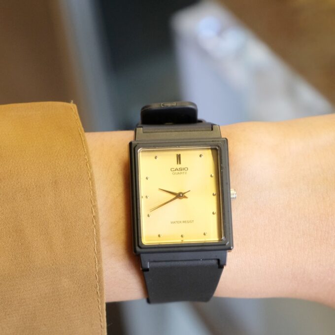 Montre Casio Unisexe - Bracelet Noir En Resine -Boitier En Resine - Résistante À L'Eau - 12 Mois De Garantie - Mq-38-9Adf