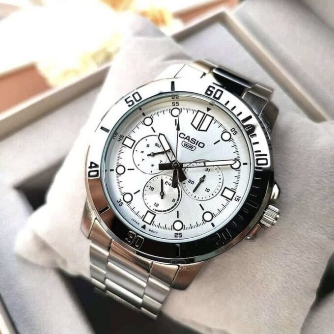 Montre Casio Homme - MTP-VD300D-7EUDF - Bracelet Gris En Acier Inoxydable - Cadran Blanc - 12 Mois De Garantie