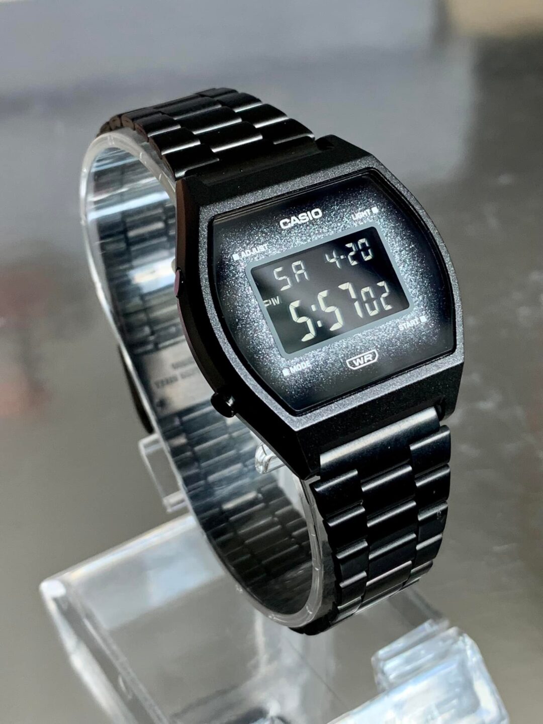 aiwatch_B640WBG-1BDF - Montre Casio Vintage Unisexe - Bracelet Noir En Acier Inoxydable - Résistante À L'Eau - 12 Mois De Garantie - B640Wbg-1Bdf