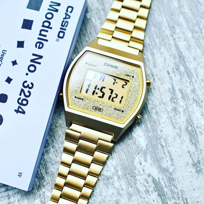 Montre Casio Vintage Unisexe - B640WGG-9DF - Bracelet Dorée En Acier Inoxydable - Résistante À L'Eau - 12 Mois De Garantie - B640Wgg-9Df