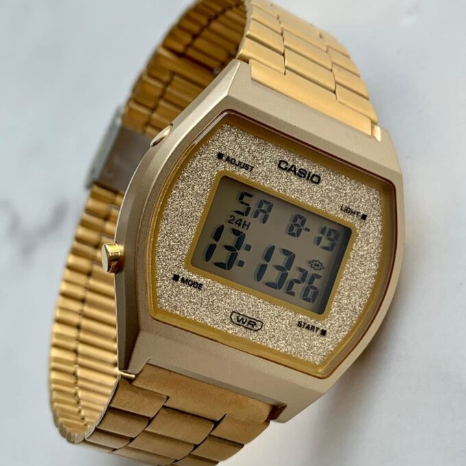 Montre Casio Vintage Unisexe - B640WGG-9DF - Bracelet Dorée En Acier Inoxydable - Résistante À L'Eau - 12 Mois De Garantie - B640Wgg-9Df