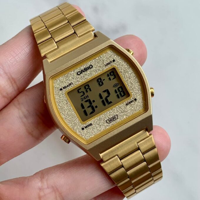 Montre Casio Vintage Unisexe - B640WGG-9DF - Bracelet Dorée En Acier Inoxydable - Résistante À L'Eau - 12 Mois De Garantie - B640Wgg-9Df