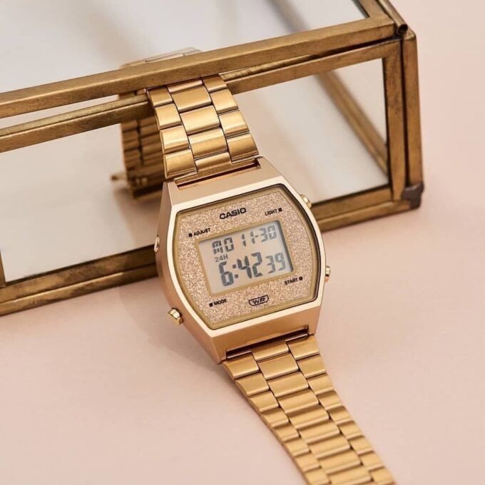 Montre Casio Vintage Unisexe - B640WGG-9DF - Bracelet Dorée En Acier Inoxydable - Résistante À L'Eau - 12 Mois De Garantie - B640Wgg-9Df