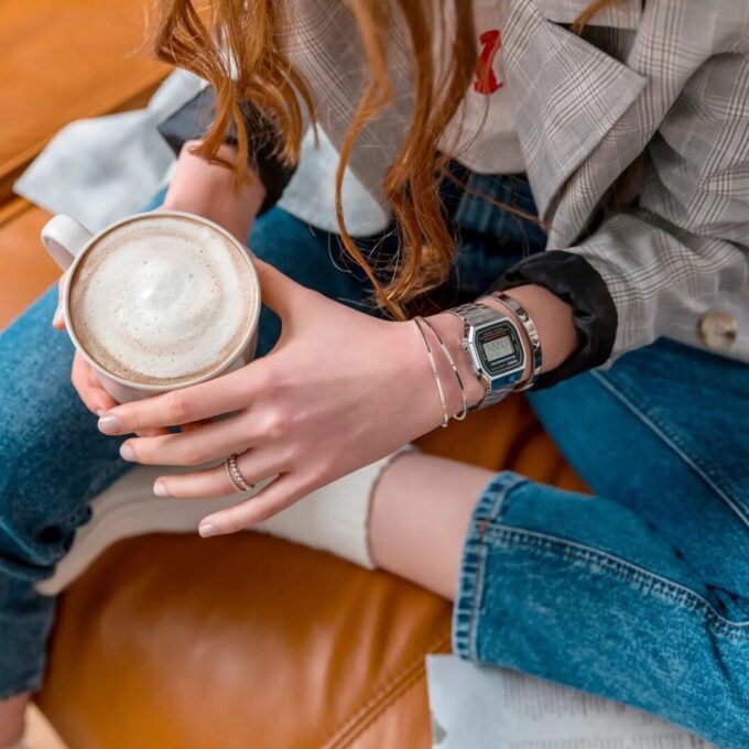 Montre Casio Vintage Unisexe - Bracelet Gris En Acier Inoxydable - Cadran Gris - Résistante À L'Eau - A168Wa-1Wdf