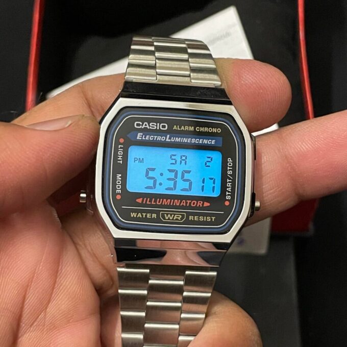 Montre Casio Vintage Unisexe - Bracelet Gris En Acier Inoxydable - Cadran Gris - Résistante À L'Eau - A168Wa-1Wdf