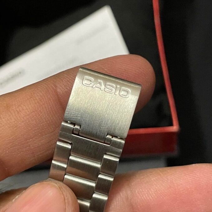 Montre Casio Vintage Unisexe - Bracelet Gris En Acier Inoxydable - Cadran Gris - Résistante À L'Eau - A168Wa-1Wdf