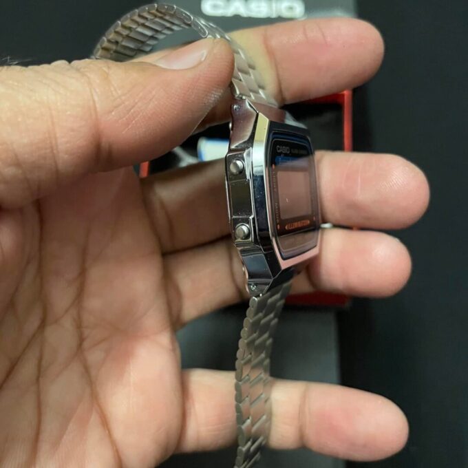 Montre Casio Vintage Unisexe - Bracelet Gris En Acier Inoxydable - Cadran Gris - Résistante À L'Eau - A168Wa-1Wdf