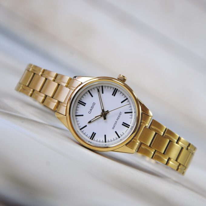 Montre Casio Femme - Bracelet Dorée En Acier Inoxydable - Cadran Blanc - 12 Mois De Garantie - Ltp-V005G-7Audf