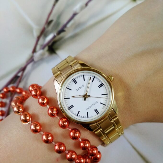 Montre Casio Femme - Bracelet Dorée En Acier Inoxydable - Cadran Blanc - 12 Mois De Garantie - Ltp-V005G-7Audf