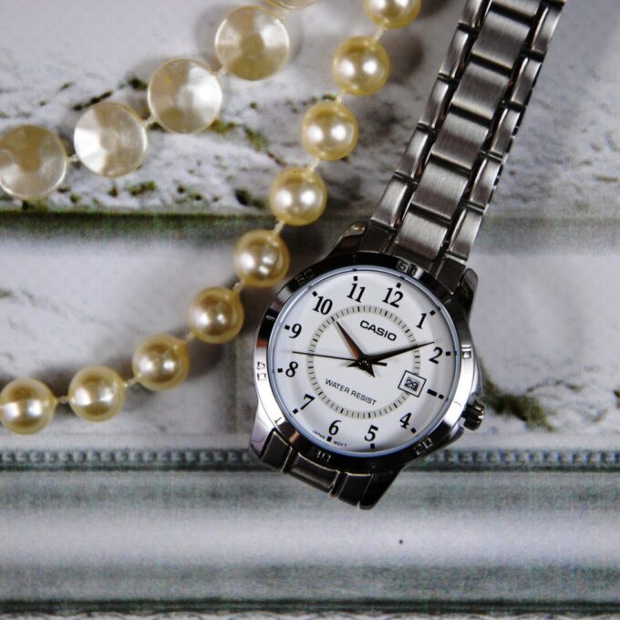 Montre Casio Femme - LTP-V004D-7BUDF - Bracelet Gris En Acier Inoxydable - Cadran Blanc - 12 Mois De Garantie