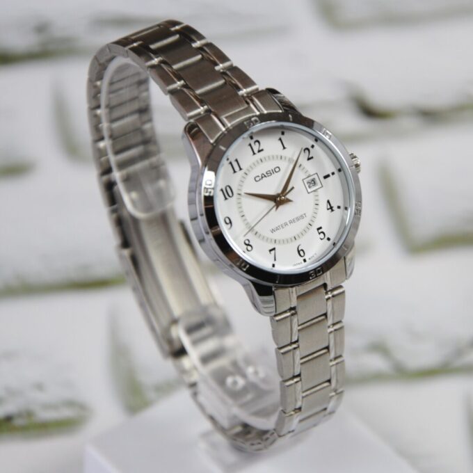 Montre Casio Femme - LTP-V004D-7BUDF - Bracelet Gris En Acier Inoxydable - Cadran Blanc - 12 Mois De Garantie