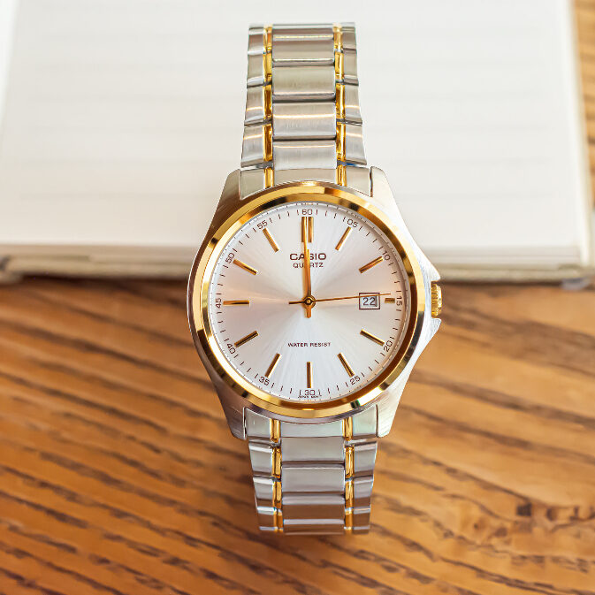 Montre Casio Homme - Bracelet Gris/Dorée En Acier Inoxydable - Cadran Blanc - 12 Mois De Garantie - Mtp-1183G-7Adf