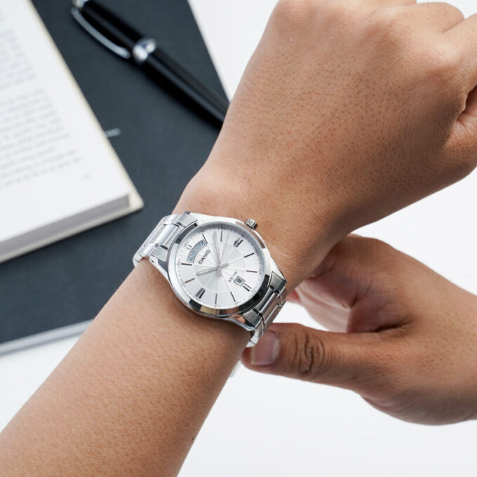 Montre Casio Homme - Bracelet Gris En Acier Inoxydable - Cadran Blanc - 12 Mois De Garantie - Mtp-1381D-7Avdf