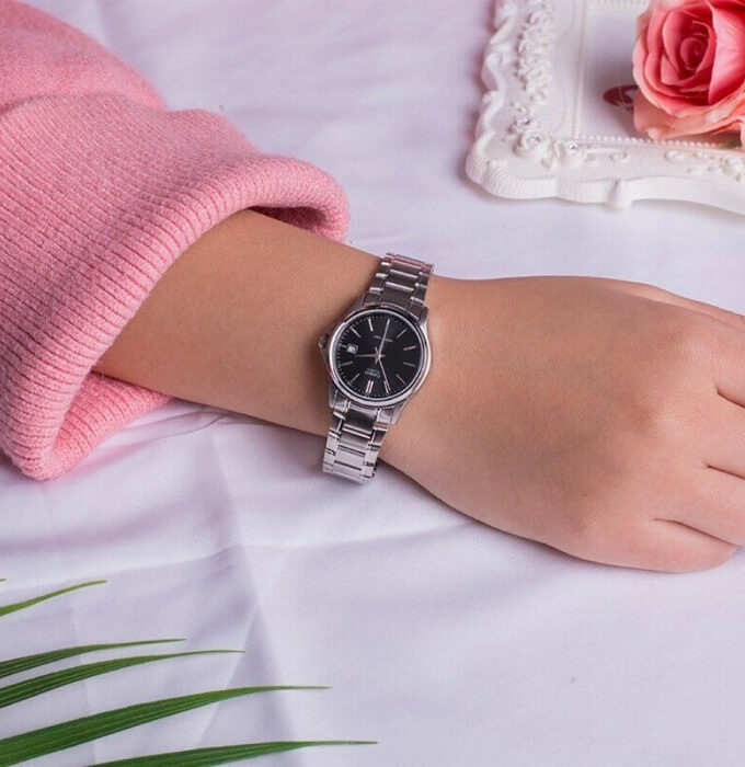 Casio Montre Femme - LTP-1183A-1ADF - Bracelet en acier inoxydable - Affichage analogique - Résistant à l'eau