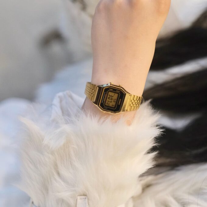 Montre Femme Casio Numérique - LA680WGA-1DF - Bracelet en acier inoxydable or - Résistance à l'eau