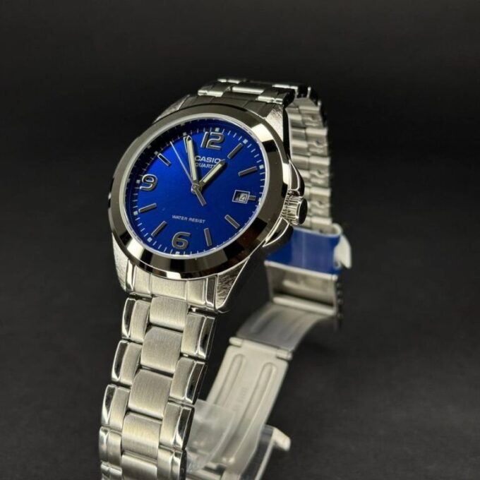 Montre Homme Casio MTP-1215A-2ADF – Acier inoxydable, Dateur, Affichage analogique, Résistante à l’eau – Bleu – Montre Classique