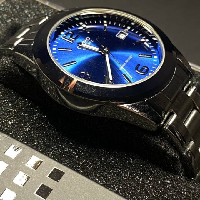 Montre Homme Casio MTP-1215A-2ADF – Acier inoxydable, Dateur, Affichage analogique, Résistante à l’eau – Bleu – Montre Classique