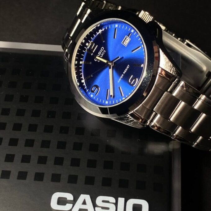 Montre Homme Casio MTP-1215A-2ADF – Acier inoxydable, Dateur, Affichage analogique, Résistante à l’eau – Bleu – Montre Classique