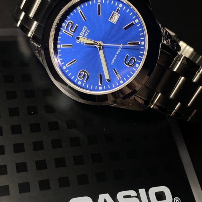 Montre Homme Casio MTP-1215A-2ADF – Acier inoxydable, Dateur, Affichage analogique, Résistante à l’eau – Bleu – Montre Classique