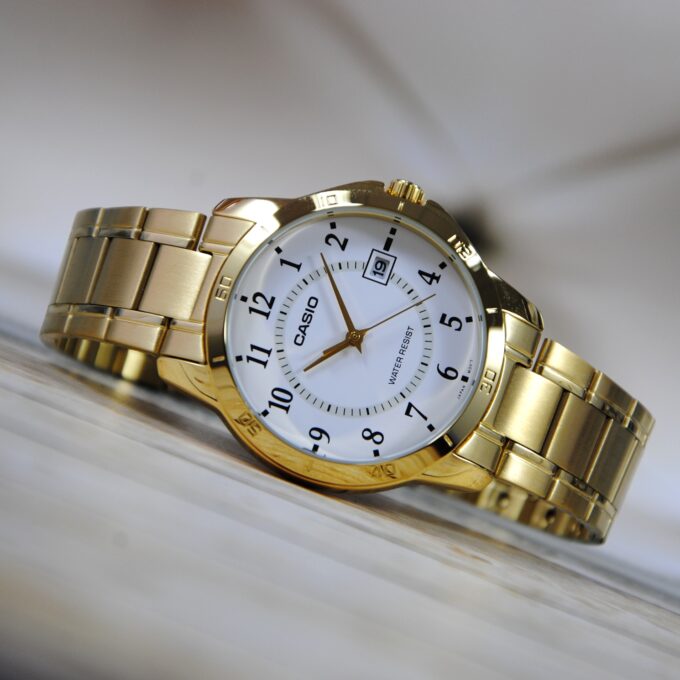 montre homme casio mtp v004g 7budf bracelet en acier inoxydable or affichage analogique résistant à l'eau