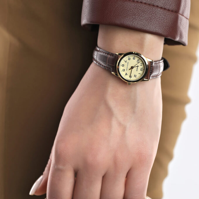 Montre Femme Casio - LTP-V001GL-9BUDF - Bracelet en cuir marron - Affichage analogique - Résistant à l'eau