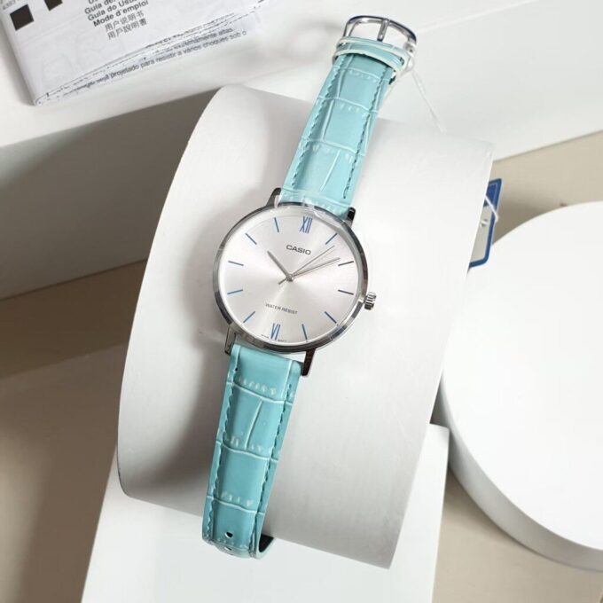 Montre Femme Casio - LTP-VT01L-7B3UDF - Bracelet en cuir bleu ciel - Affichage analogique - Résistant à l'eau