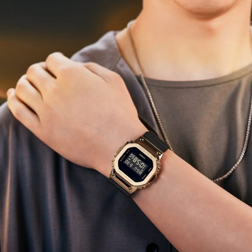 montre homme casio g shock gm 5600g 9dr bracelet en résine noir cadran numérique doré affichage numérique résistant à l'eau