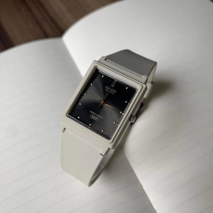 Montre Jeunesse Casio - MQ-38UC-8ADF - Bracelet en résine blanc - Affichage analogique - Résistant à l'eau