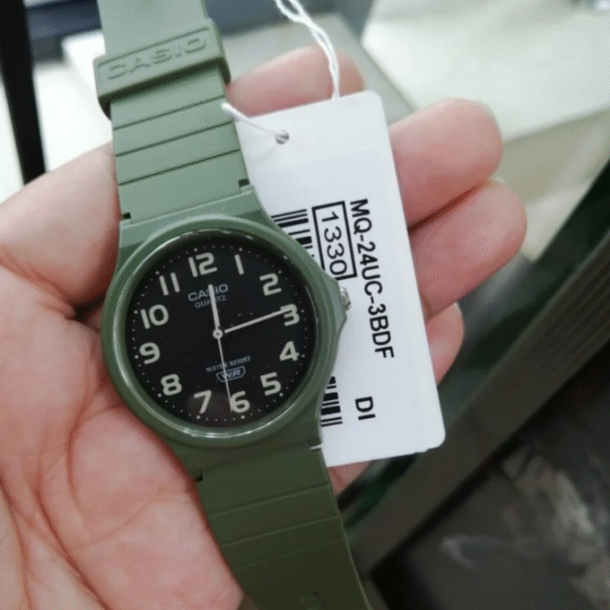 Montre Jeunesse Casio - MQ-24UC-3BDF - Bracelet en résine vert - Affichage analogique - Résistant à l'eau