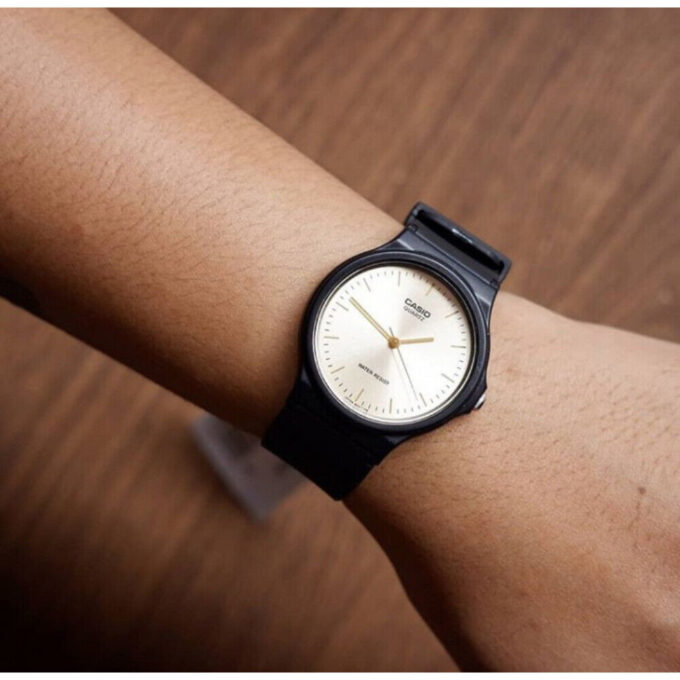 Montre Jeunesse Casio - MQ-24-9ELDF - Bracelet en Résine noir - Affichage analogique - Résistant à l'eau