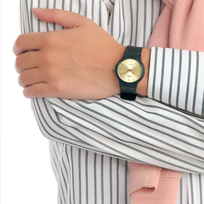 Montre Jeunesse Casio - MQ-24-9ELDF - Bracelet en Résine noir - Affichage analogique - Résistant à l'eau