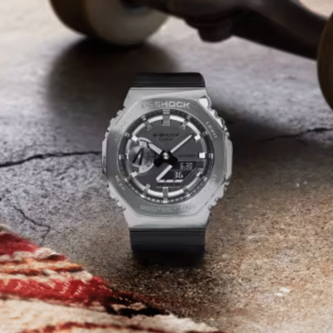 Montre Homme Casio G-Shock - GM-2100-1ADR - Bracelet en résine noir - Cadran argent - Affichage Analogique - Numérique - Résistant à l'eau